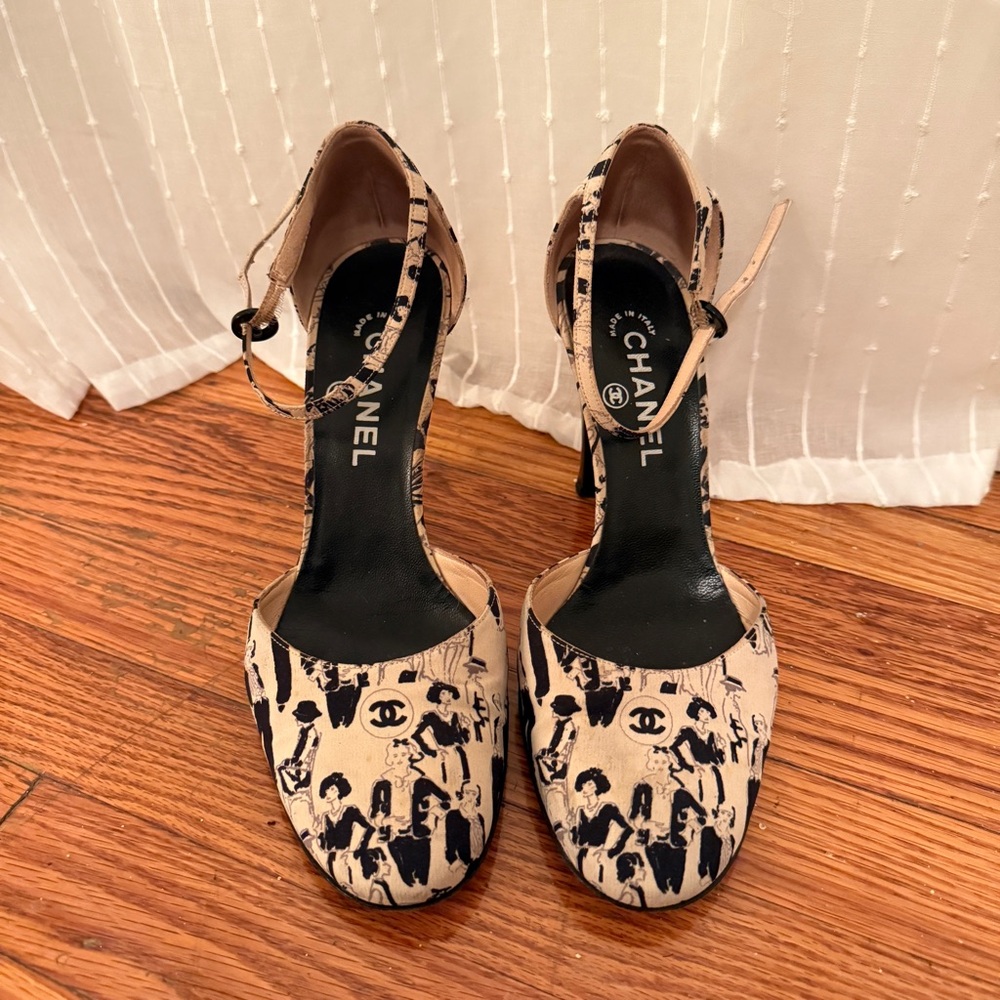 CHANEL Women's Black and Cream Patterned Heels